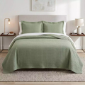 Colcha Serena verde sálvia sobre a cama