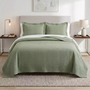 Colcha Serena verde sálvia sobre a cama